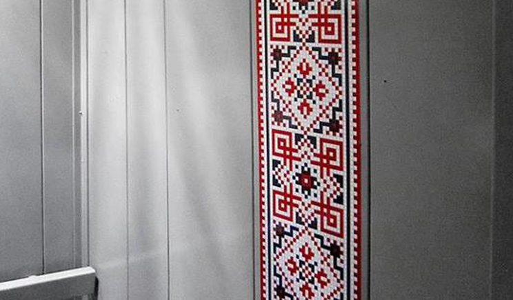 Киевские лифты теперь в национальных украинских орнаментах (ФОТО)