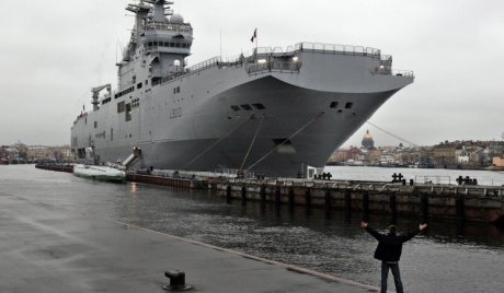 Во Франции, на моряков РФ, прибывших для обучения на “Мистралях”, смотрят как на “зверей в зоопарке” и держат за колючей проволокой