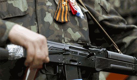 Мирный митинг “против грабежей” в Свердловске, закончился перестрелкой между боевиками ЛНР и войсками РФ