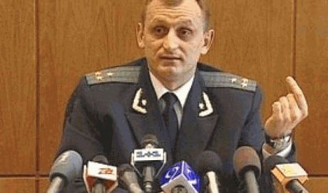 Прокурора Днепропетровщины “люстрировали” мусорным ведром на голову