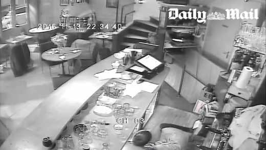 Daily Mail опубликовала ужасающие кадры расстрела посетителей ресторана в Париже (видео)