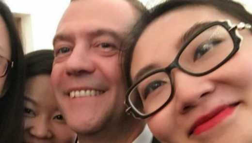 Медведєв і китайські дівчата : чергове селфі російського прем’єра «підірвало» інтернет