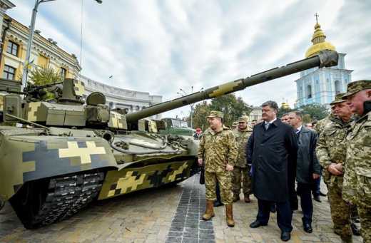 Порошенко задоволений забезпеченням військ у 2015 році