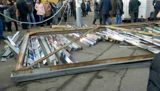 В Черкасах рекламний щит впав на людей: семеро травмованих
