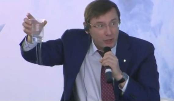 На саммите YES произошло ЧП с генпрокурором Луценко