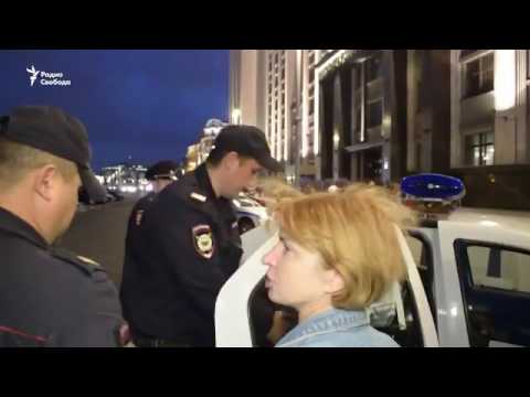 Москва, полиция задерживает людей за чтение Конституции России