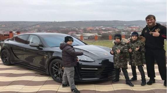 Малолетние сыновья Кадырова подарили своему тренеру Porsche Panamera