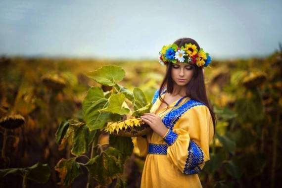 Гімн України виконує скрипалька Марина Бондас в українській Авдіївці