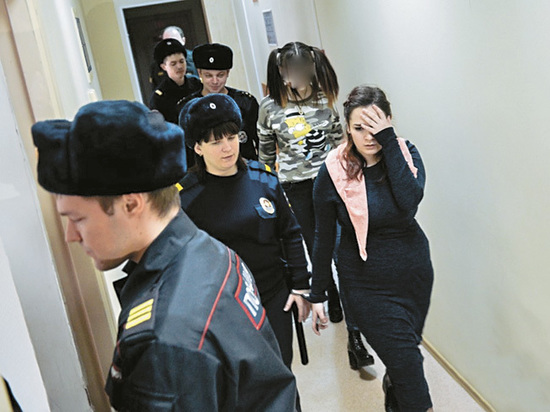 Духовные скрепы: "Хабаровские живодерки" явились в суд с иконой в руках