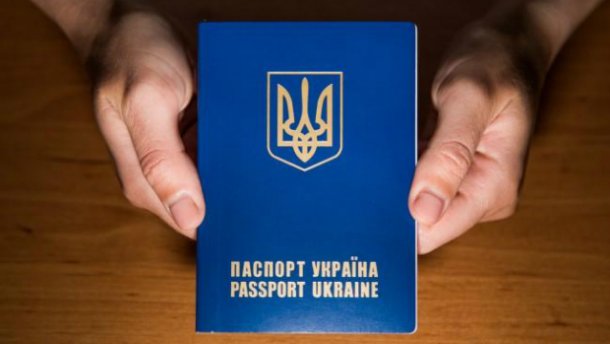 Крымчане массово получают украинские паспорта
