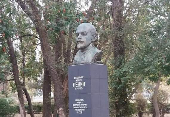 “Кислотная декоммунизация”: в Армянске позолоченный бюст Ленина стал серым. ФОТО