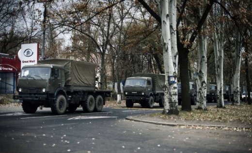 Боевики вывозят в Россию неизвестный груз на военных автомобилях