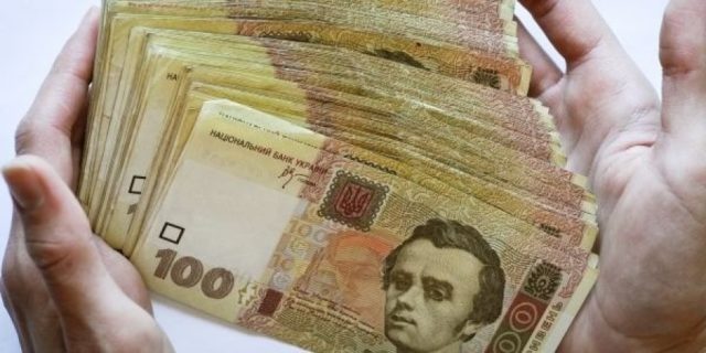 Фальшивые деньги катастрофически наводнили Украину: где сбывают подделки
