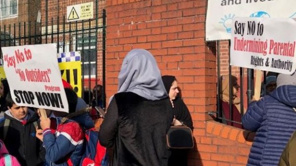 В Англии схлестнулись два меньшинства: мусульмане против ЛГБТ-уроков