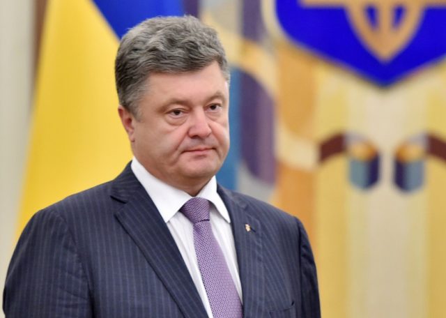 Порошенко с семьей покинул Украину двумя самолетами: всплыли подробности бегства