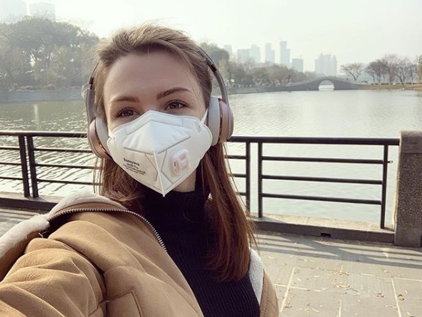 Авиапассажирка покашляла на стюардессу: в самолете завязалась драка