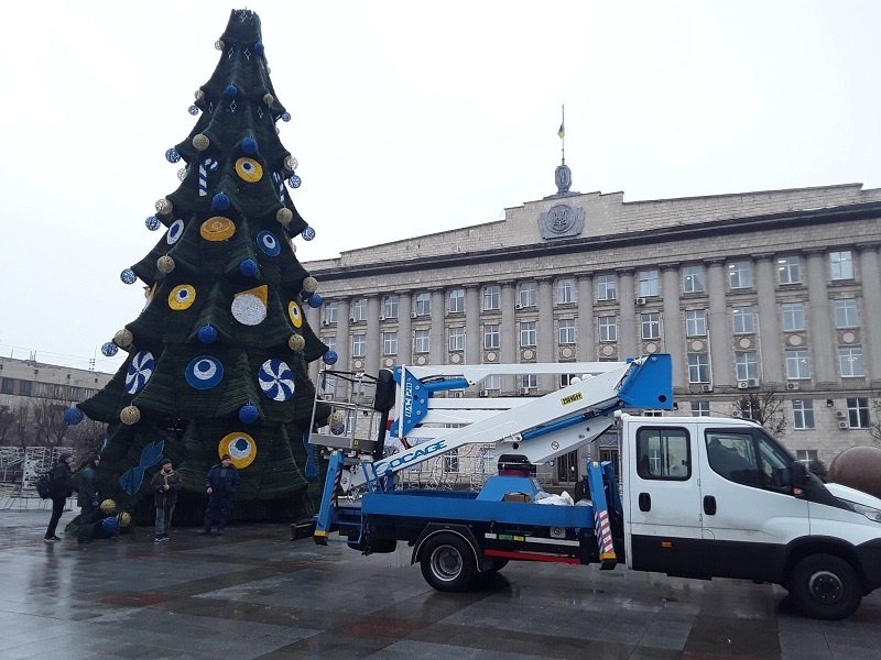 В Черкассах главную городскую елку украсили амулетами от сглаза
