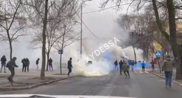 Автобус забросали камнями и дымовыми шашками в центре Одессы: кадры атаки